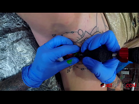 ❤️ Ekstreme tatuita varmulo Sully Savage ricevis tatuon sur sia klitoro ☑ Fikado ĉe ni ☑